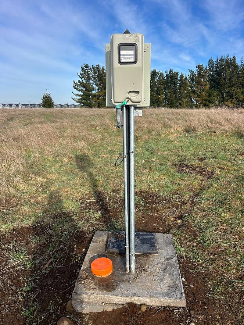 Empalme eléctrico en parcela con medidor — Región de Los Lagos