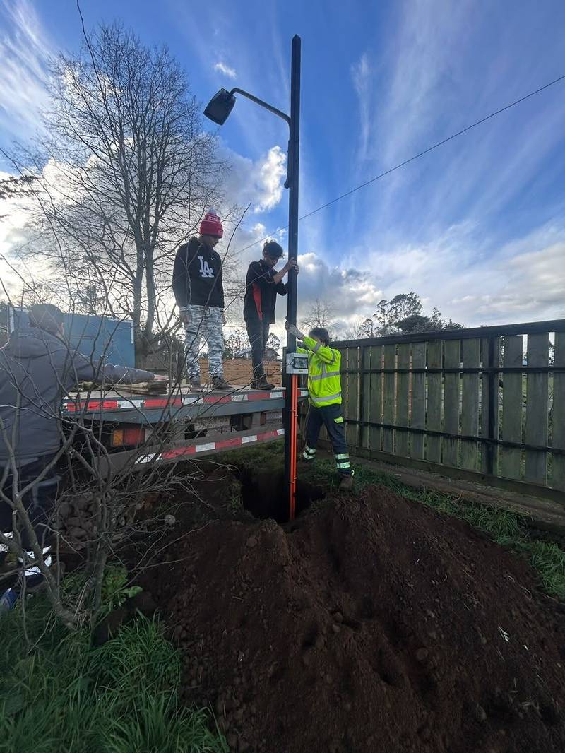 Instalación de poste para empalme eléctrico
