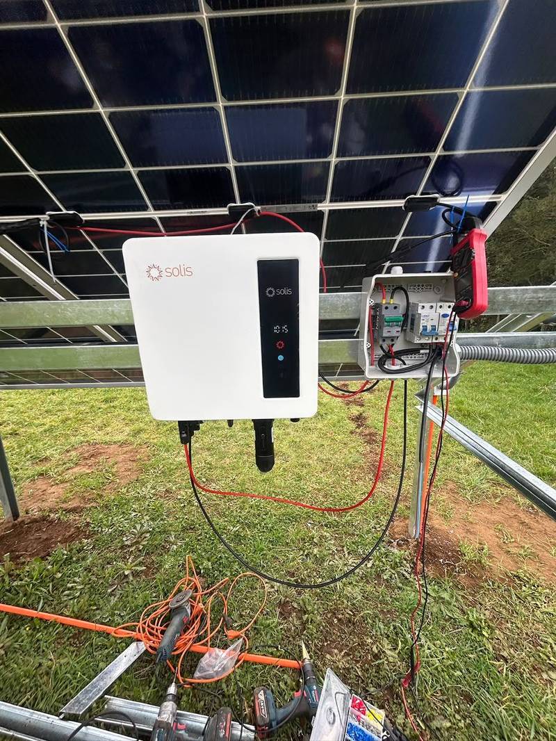 Inversor fotovoltaico de sistema solar en operación