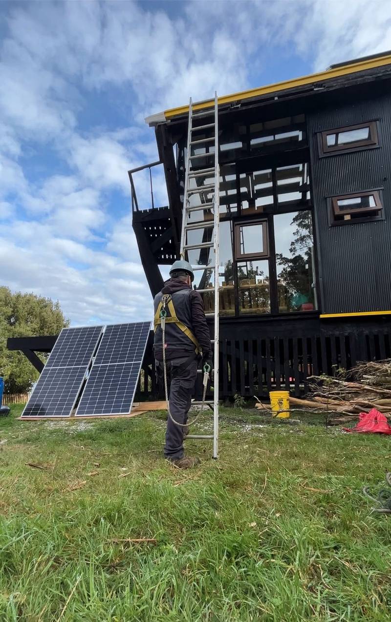 Montaje de paneles solares en vivienda rural