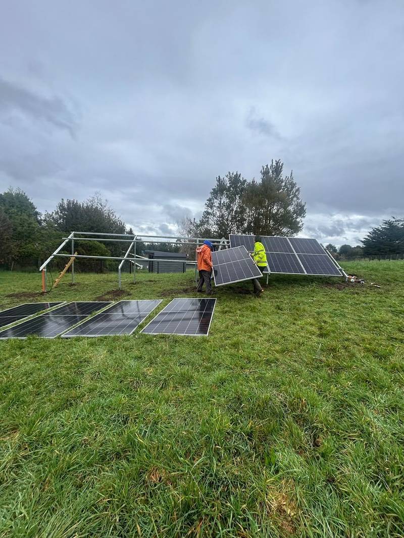 Instalación de paneles solares en estructura de suelo