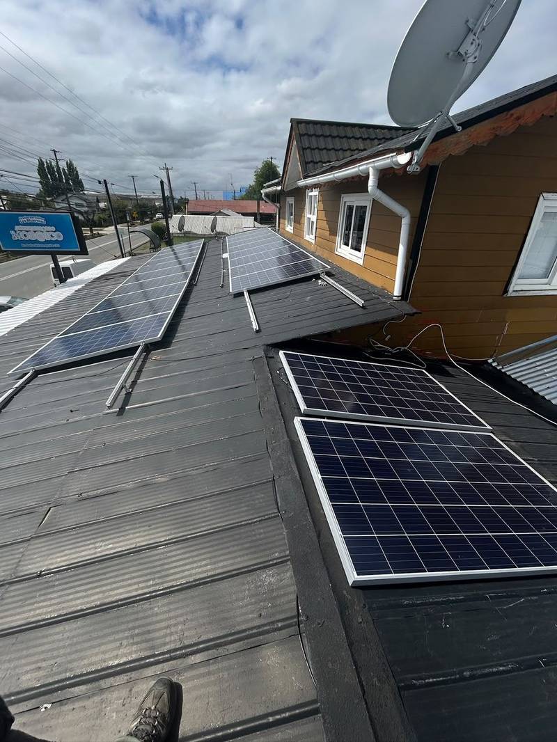 Paneles solares instalados en techo de vivienda