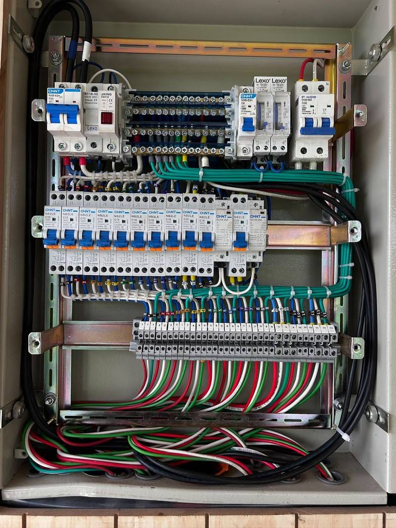 Tablero eléctrico domiciliario con protecciones y cableado ordenado